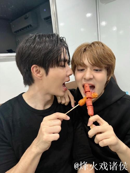 韩国乐队Nerd Connection贝斯手朴宰贤与Peanut合影:传奇瞬间 韩国乐队Nerd Connection贝斯手朴宰贤与Peanut合影:传奇瞬间